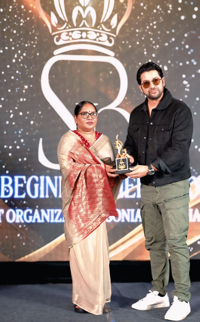 Bollywood Star Aftab Shivdasani presenting award at Luxora Show